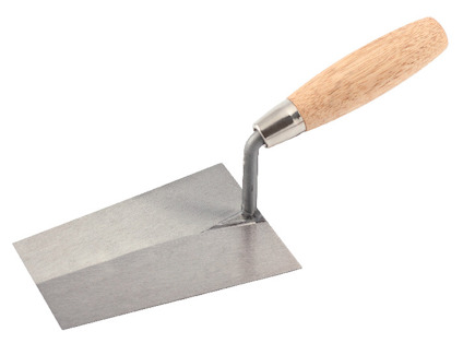 Iläggarslev med rak hals och träskaft, metallbladet är rektangulärt och vinklat från skaftet.
