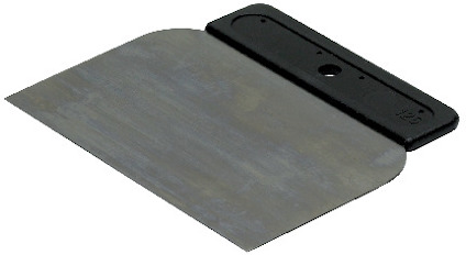 Japanspackel med metallblad och svart plasthandtag.