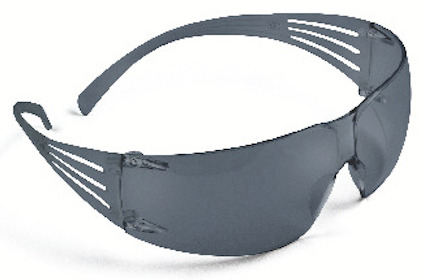 Skyddsglasögon i grå färg med svepande design och ventilerade skalmar.