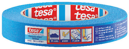 Blå maskeringstejp, märkt med "tesa Professional" och symboler som visar UV-beständighet och precision.
