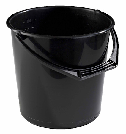 Svart hink med handtag och graderingar på insidan.