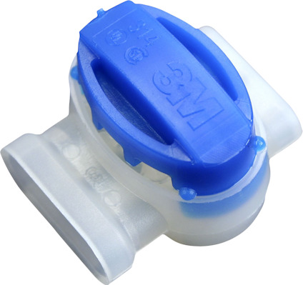 Blå och genomskinlig kopplingsklämma med ett plastlock och textur på ytan.