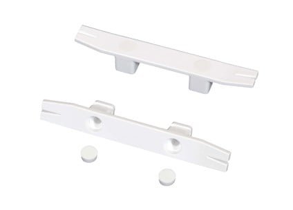 Vita plastdetaljer, två smala delar med hål och två små cirkulära delar.