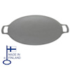 Rund stekhäll i metall med två handtag, intill texten "MADE IN FINLAND" och en blå symbol med finska flaggan.