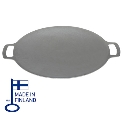 Rund stekhäll i metall med två handtag, intill texten "MADE IN FINLAND" och en blå symbol med finska flaggan.