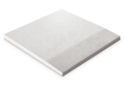 Vit, rektangulär gipsskiva med släta ytor och skarpa hörn.