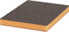 Rektangulärt slipblock med en brun skumbas och en mörk slipyta på ovansidan.
