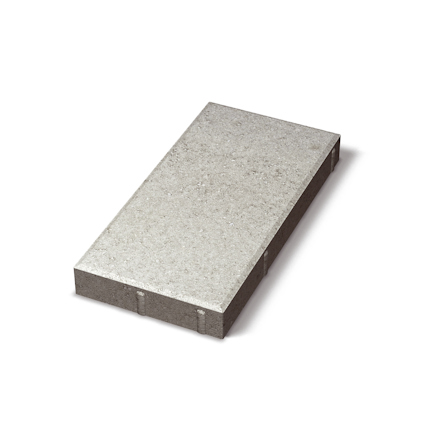 Grå, rektangulär betongplatta med slät yta och fasade kanter.