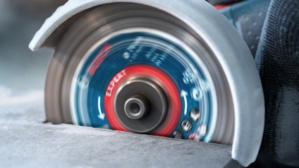 Cirkelsågblad i rörelse, märkt med "Expert", skär genom material.