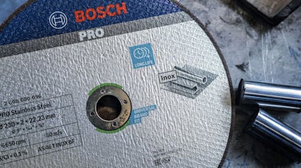 Slipskiva av märket Bosch PRO, etikett med text om rostfritt stål.