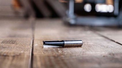 Metallborr liggande på ett träbord med suddig bakgrund.