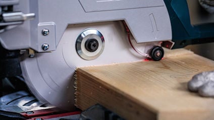 Cirkelsåg skär genom en träplanka.