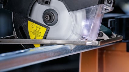 Cirkelsågblad i rörelse, skyddshölje av plast, varningsdekal med symbol.