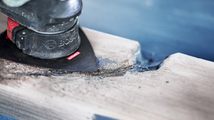 Elektrisk slipmaskin från Bosch används på träyta.