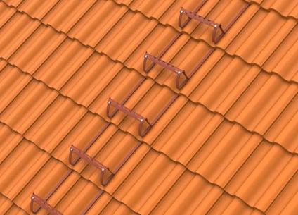 Bruna takpannor med monterad takstege i metall.