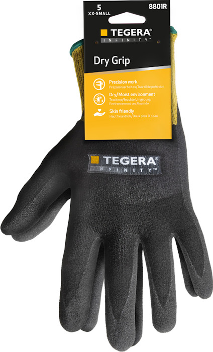 Svart handske med etikett, märkt "Tegera Dry Grip". Etiketten visar storlek 5 och orden "Precision work", "Dry/Moist environment", "Skin friendly".