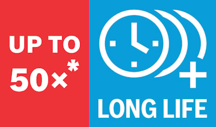 Röd och blå etikett med texten "UP TO 50x* LONG LIFE" och symboler för en klocka och en cirkel med plustecken.