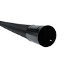 Svart, ribbat dräneringsrör av plast med öppen ände och längsgående slitsar.