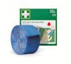 Blå skumförbandsrulle framför en grön förpackning märkt "Soft Foam Bandage Blue, 6 cm x 4,5 m".