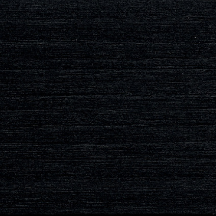 Svart träyta med horisontell ådring och subtil textur.