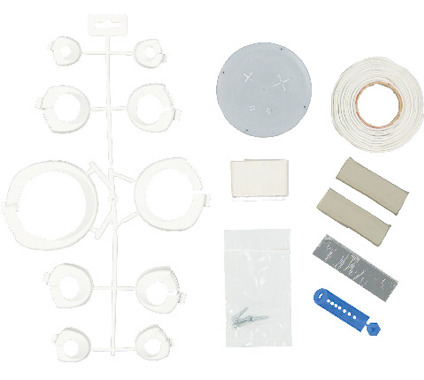 Set med vita plastfästen, skruvar, en rund metallplatta, band, gråa och blåa komponenter samt rullad vit tejp.