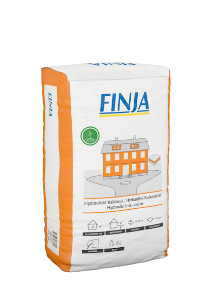 Vit och orange säck med texten "FINJA Hydrauliskt Kalkbruk" och illustration av ett hus.