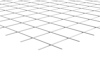 Metallnät med kvadratiska hål, diagonalt perspektiv, vit bakgrund.