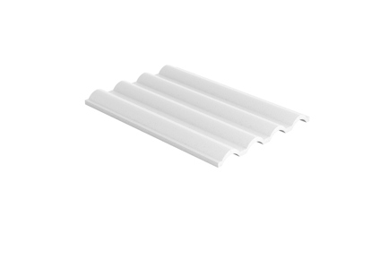 En vit, vågformad plastpanel med fyra rader av bågformade kanaler.
